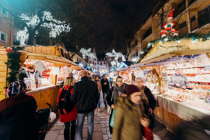 Ambiance festive du marché de Noël en France
